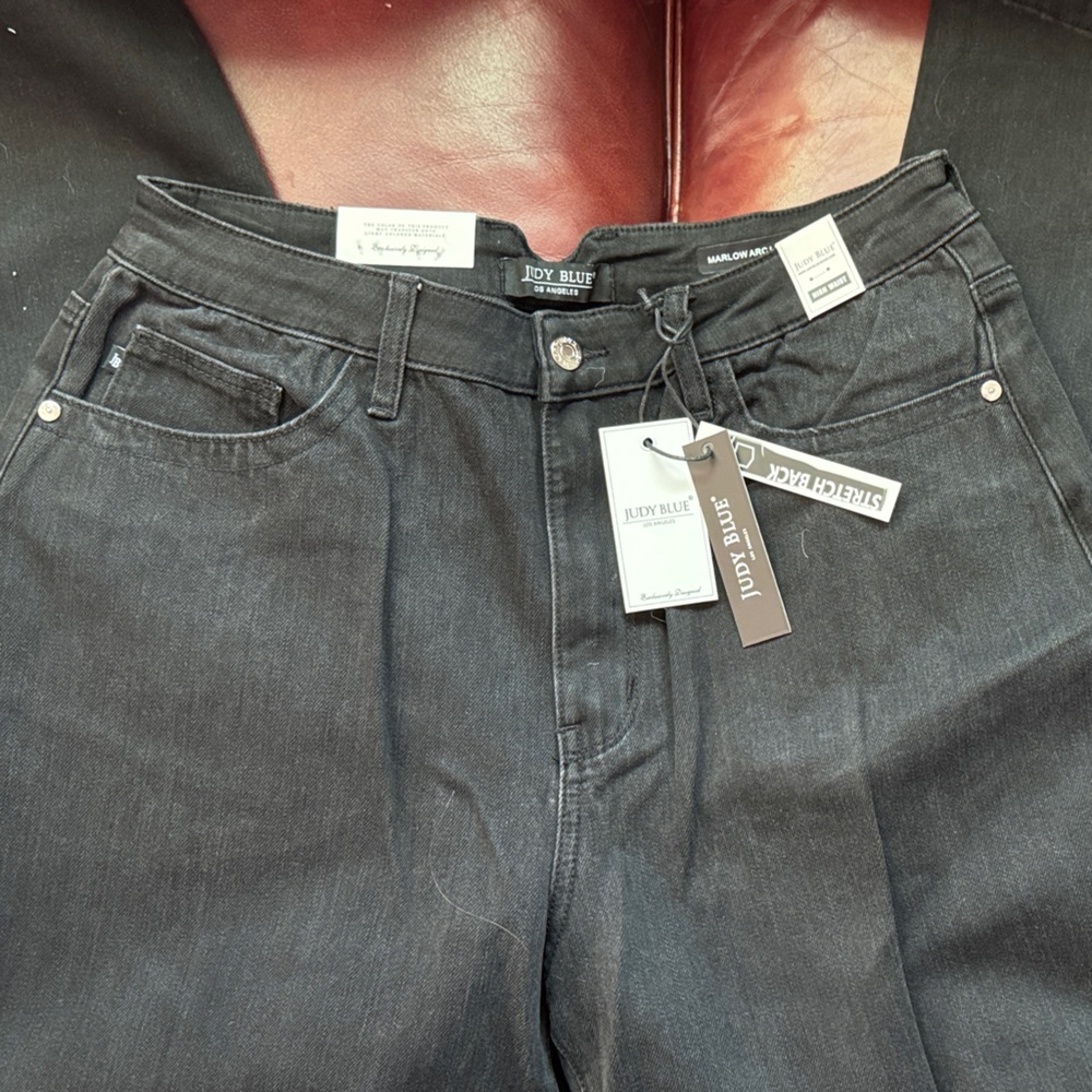 Judy Blue Women's Black Arc Leg Jeans